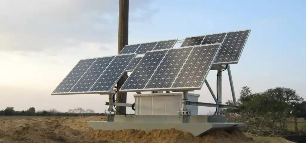 Off-grid all-in-one solar power system with multiple solar panels