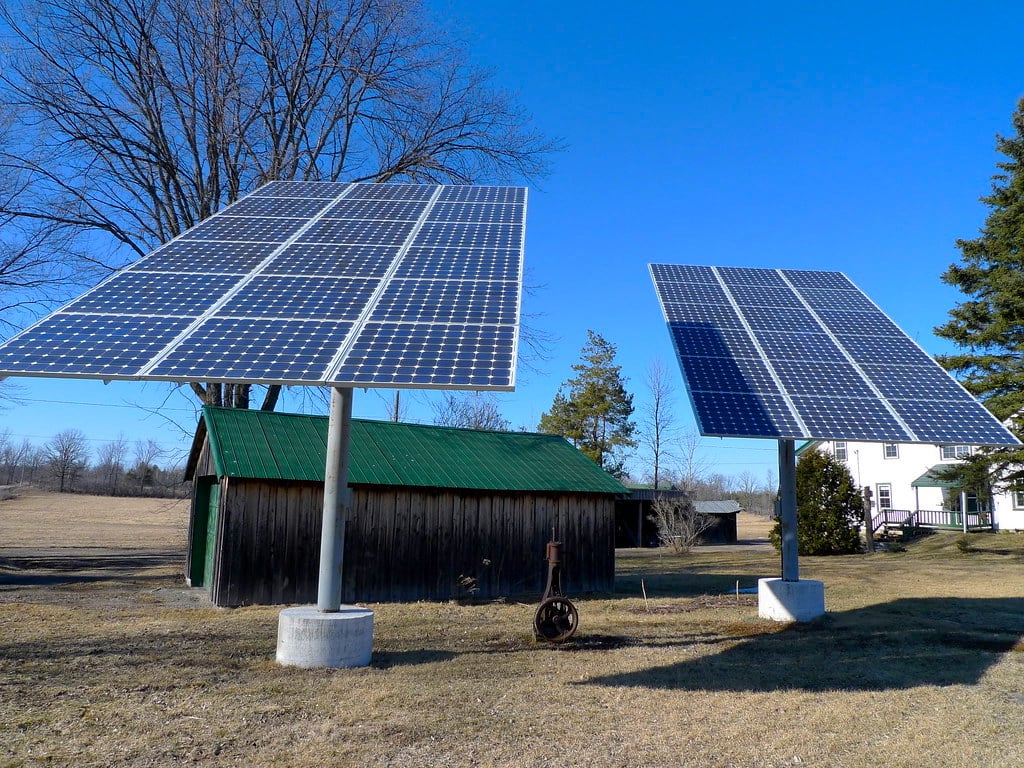 All-in-one solar power system with ground-mounted solar panels