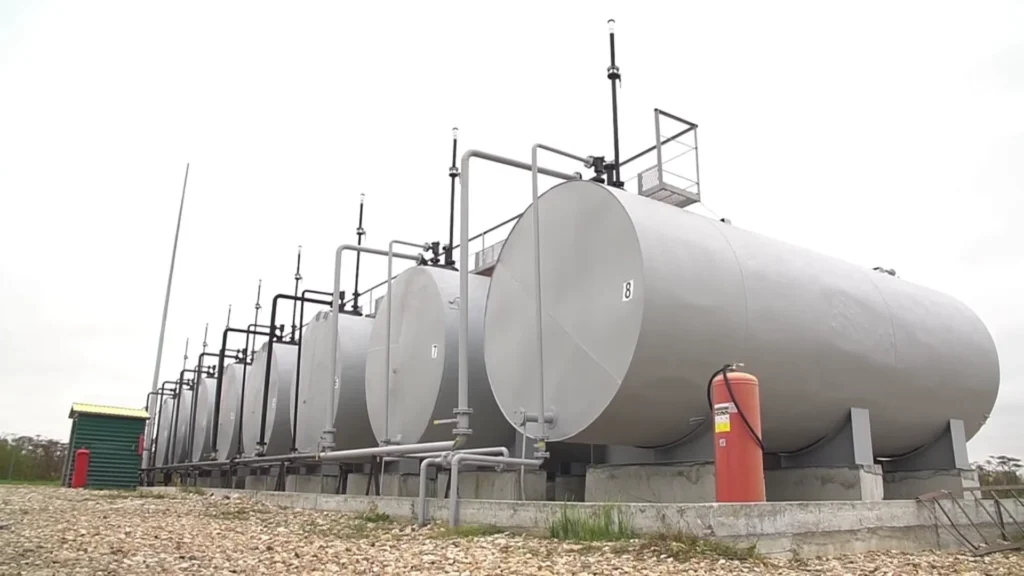 Fuel wholesalers plant with fuel tanks